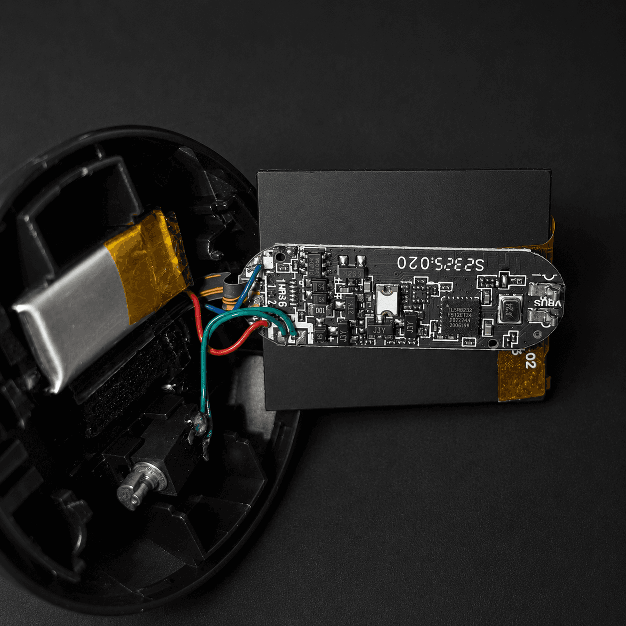 The TLSR8232 board lifted out of the watch.